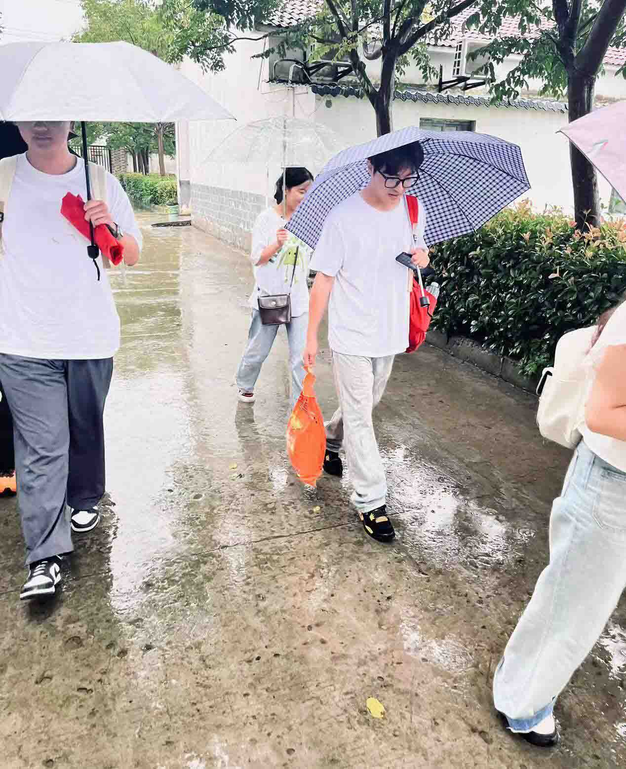 志愿者朱金龍：以實際行動扎根基層，全心全意體驗青春風采。